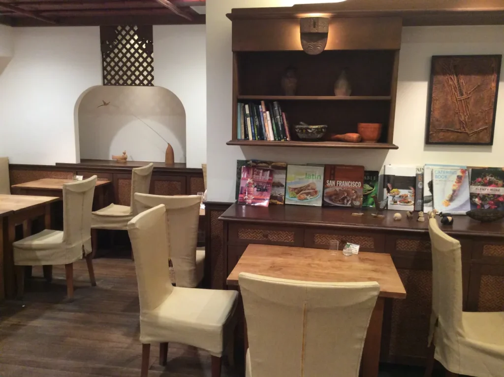 コム・シノワのカフェの店内