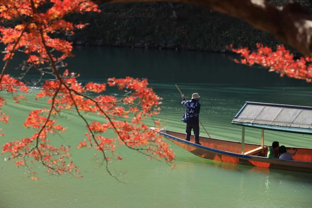 嵐山の嵐峡と屋形船