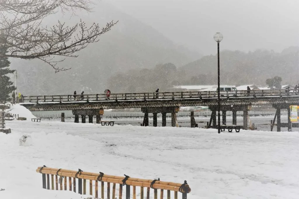 雪の渡月橋
