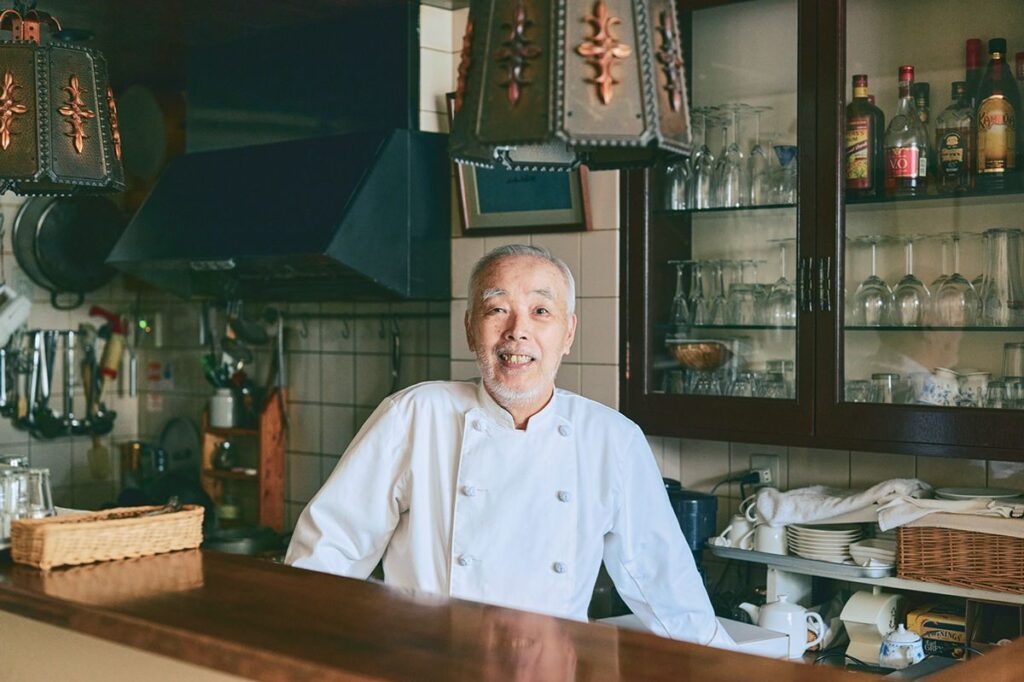 厨房に立つシェフ