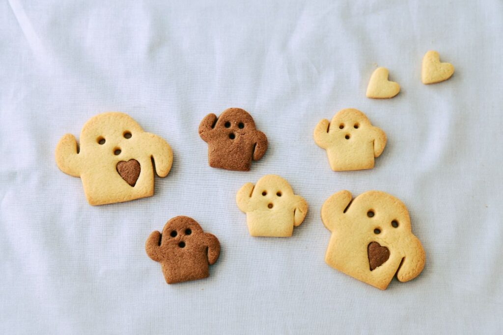6つのはにわクッキーと2つのハートのクッキー