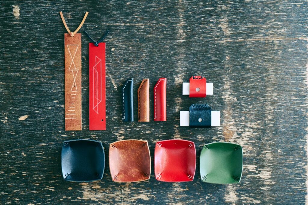 革で作られたブックマーク、えんぴつキャップ、消しゴムカバー、ミニトレイ