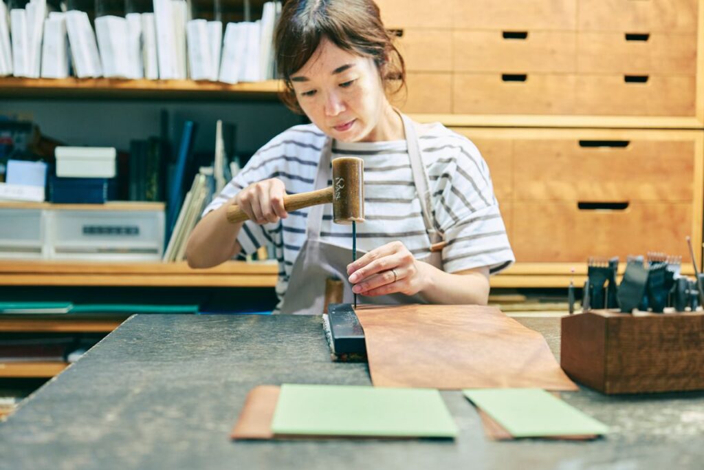 職人が革製品を作る様子