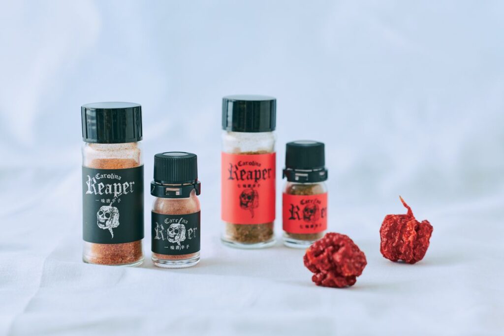 一味唐辛子の大きい瓶と小さい瓶、七味唐辛子の大きい瓶と小さい瓶、かわたらには世界一辛い唐辛子