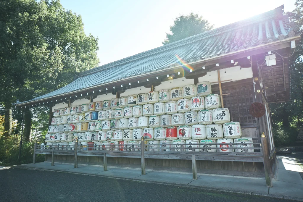 奉納酒樽が並ぶ神輿庫