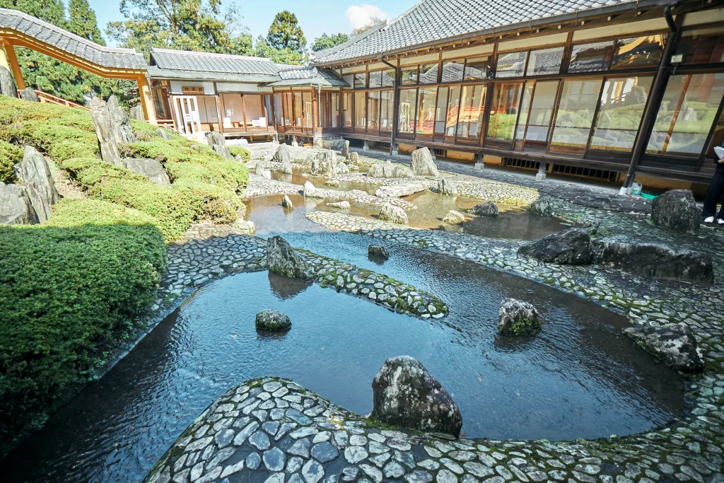 重森三玲が手掛けた曲水の庭