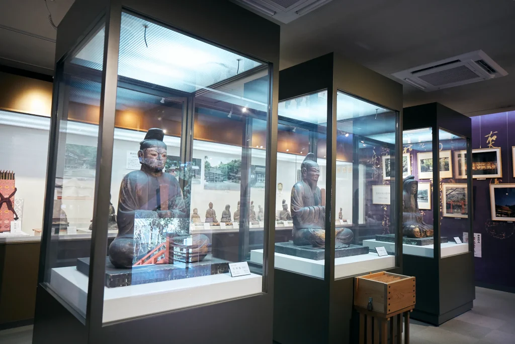 神像館には御祭神を表すとされる御神像三体も展示