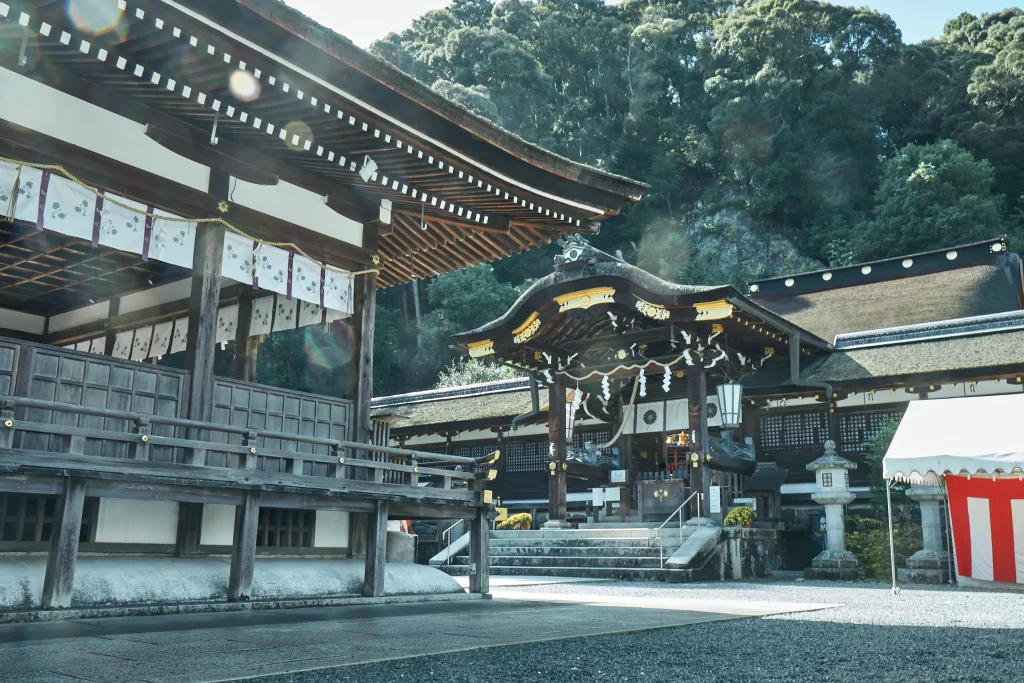 松尾大社の境内は緑豊かで広々としている