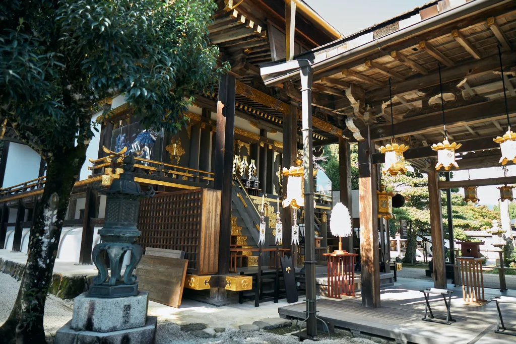 通常は入れない本殿内部に特別に入らせていただく