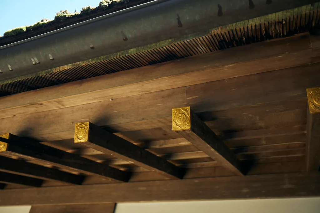 本殿には細部まで金装飾が施されている