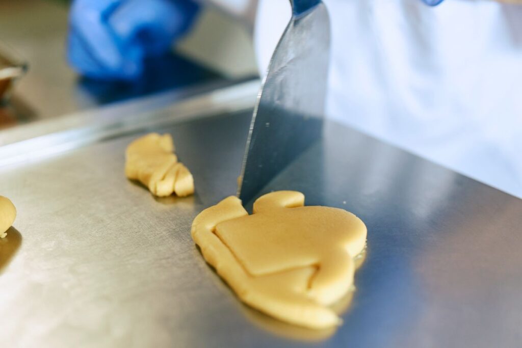 クッキーを型からはずす様子