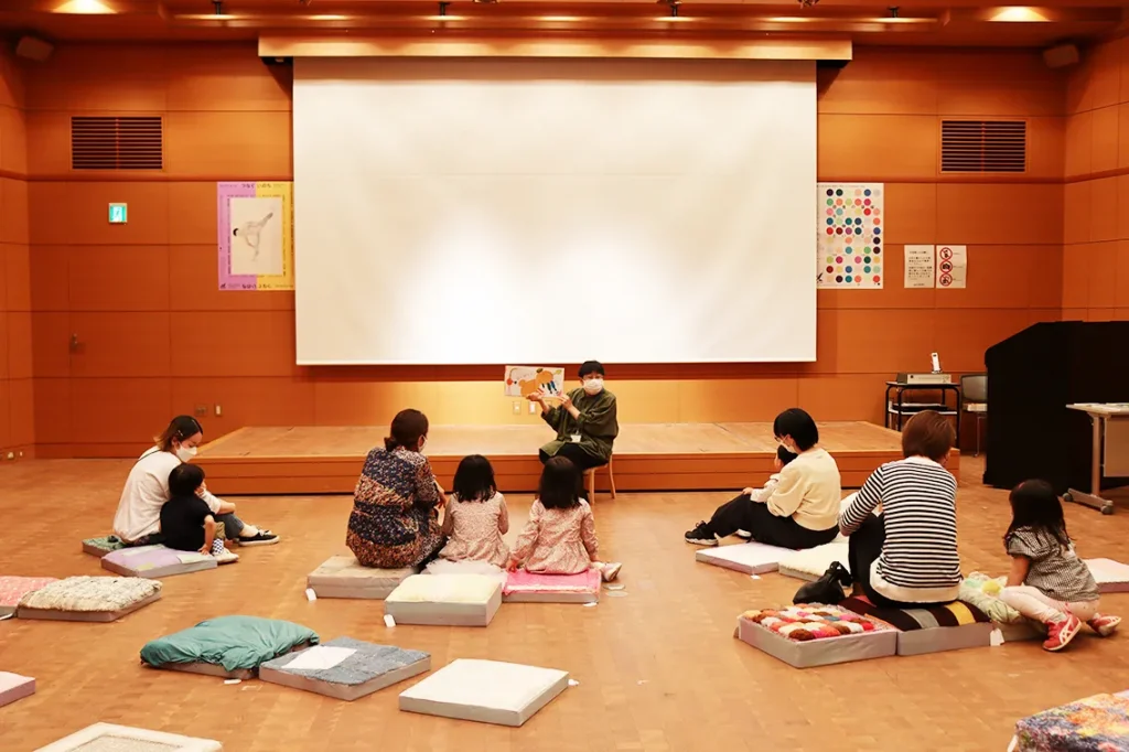 「ちっちゃなこどもびじゅつあー ~絵本もいっしょに~」の活動風景