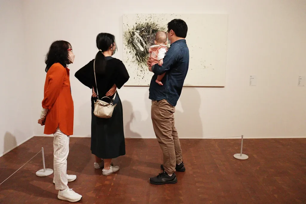 「ちっちゃなこどもびじゅつあー ~絵本もいっしょに~」の活動風景