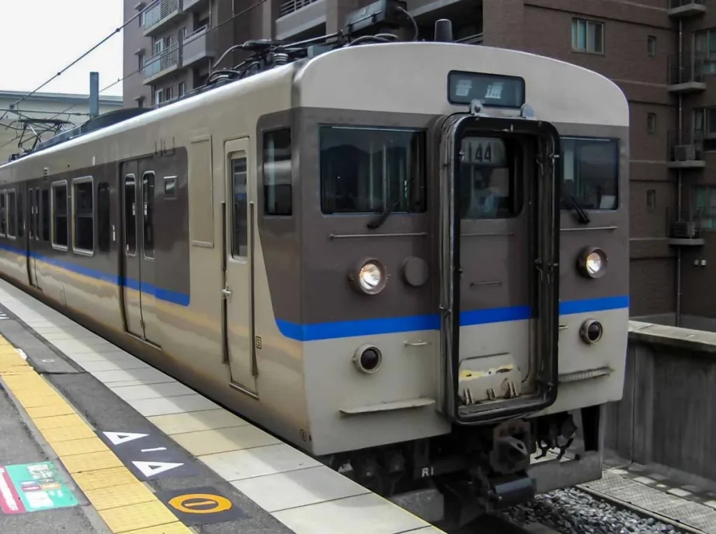 JR嵯峨嵐山駅に停車する電車