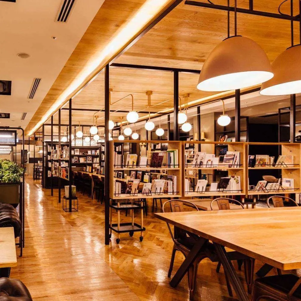 アートホテル大阪ベイタワーのカフェ内観