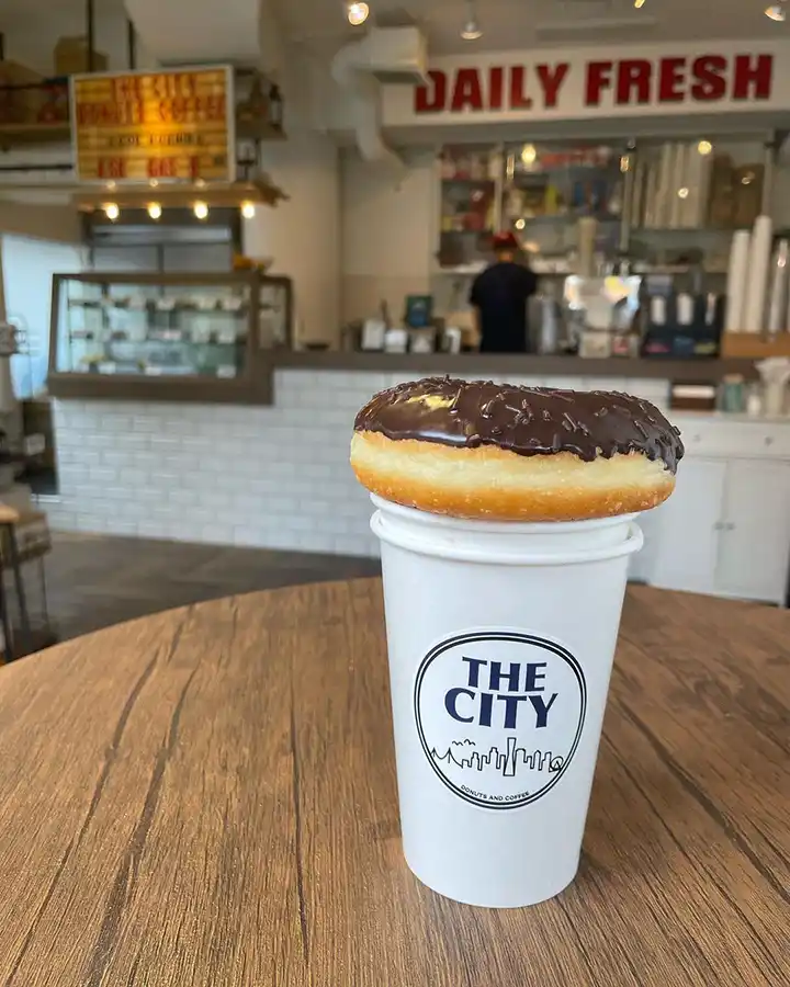 シティードーナッツアンドコーヒーのドーナツと内観