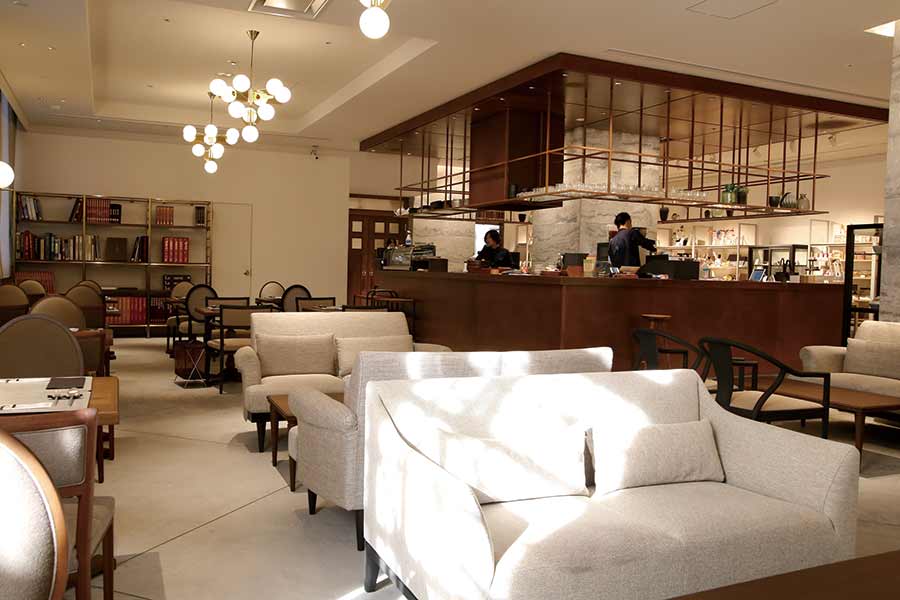 凸凹茶房の店内