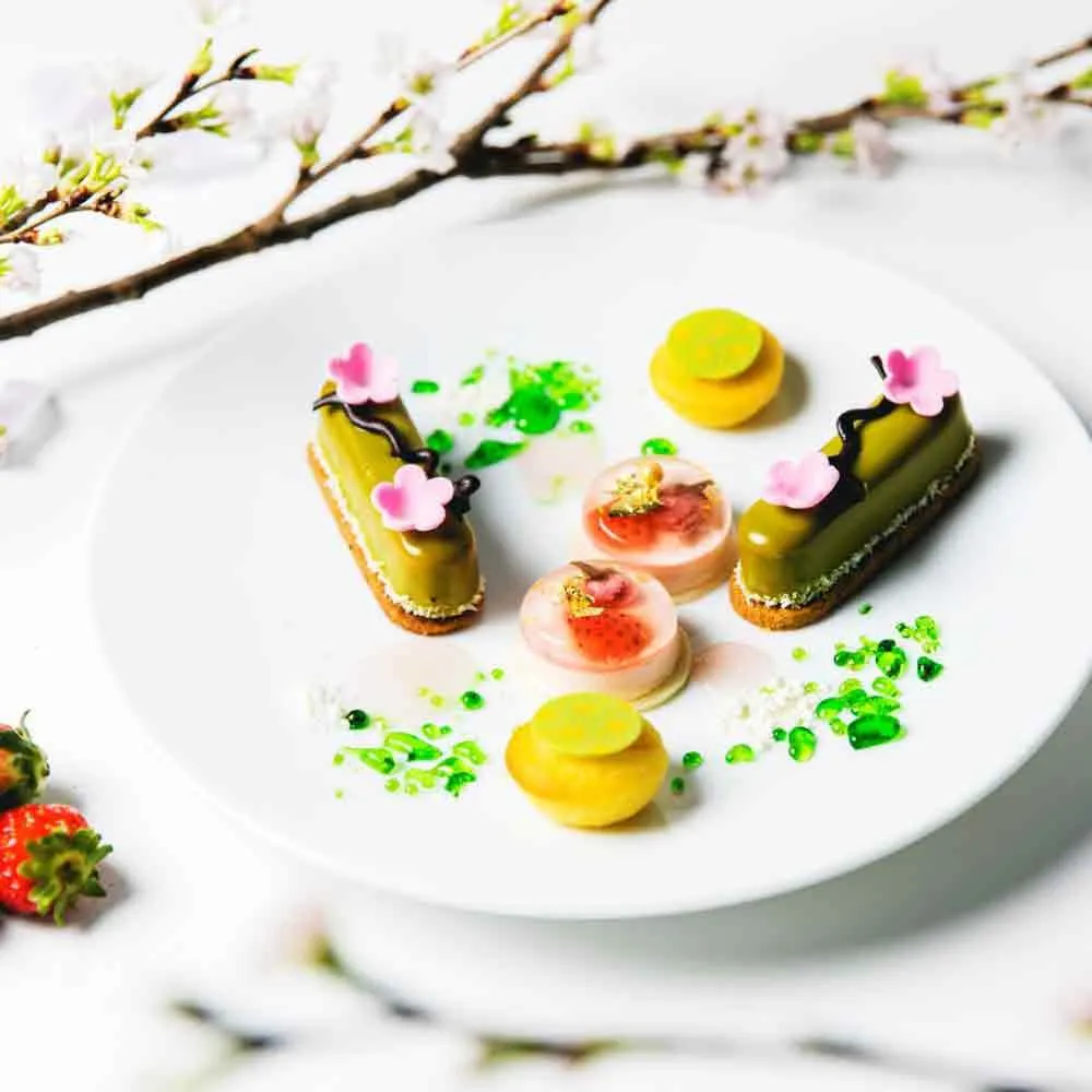 ダーワ京都の桜といちごアフタヌーンティーのスイーツ