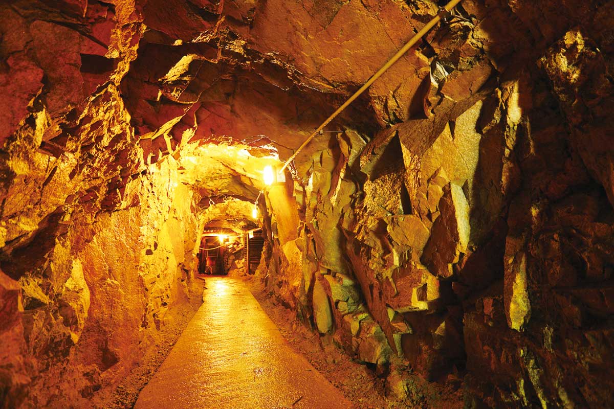 多田銀銅山の内部を映像で鑑賞 猪名川町の多田銀銅山悠久の館で企画展開催中