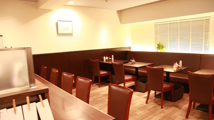 グリル一平 三宮店の内観