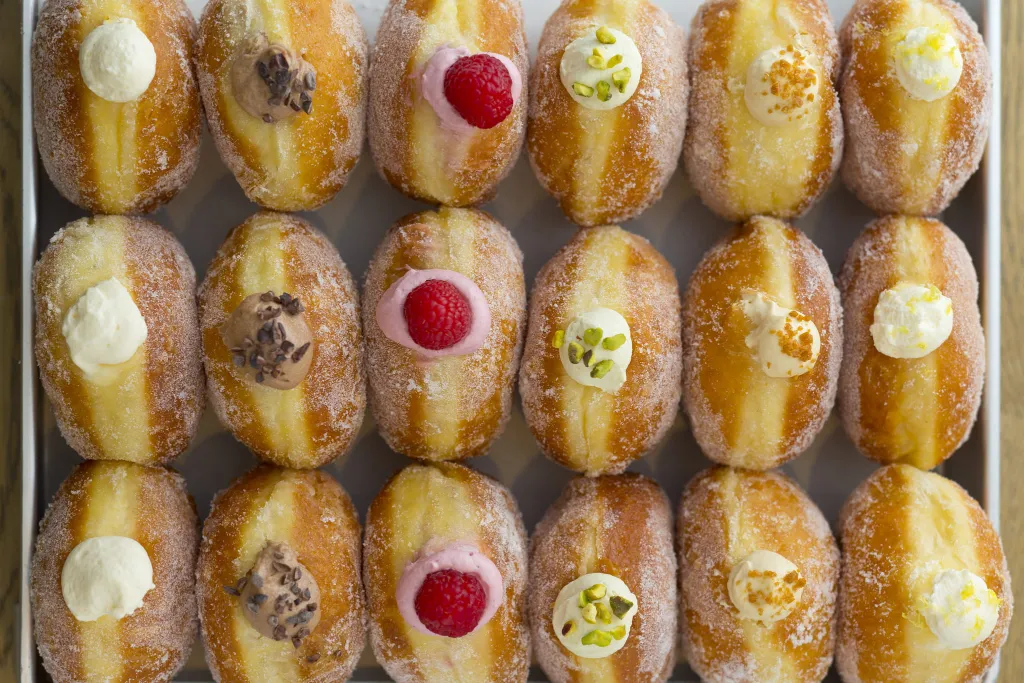 小さな帽子がのったみたいな生ドーナツ