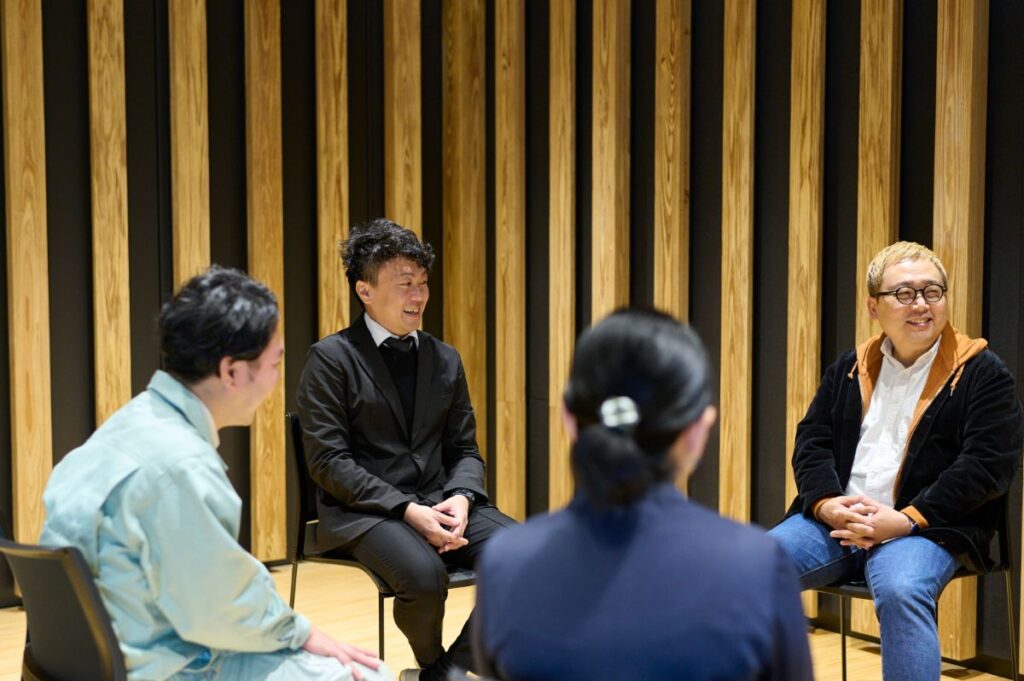 スタジオで座談会をする4人