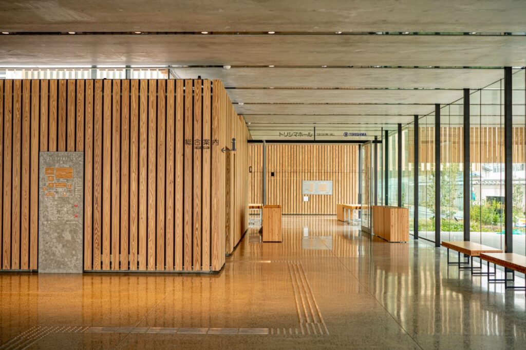 ガラス張りの開放的なメインエントランス