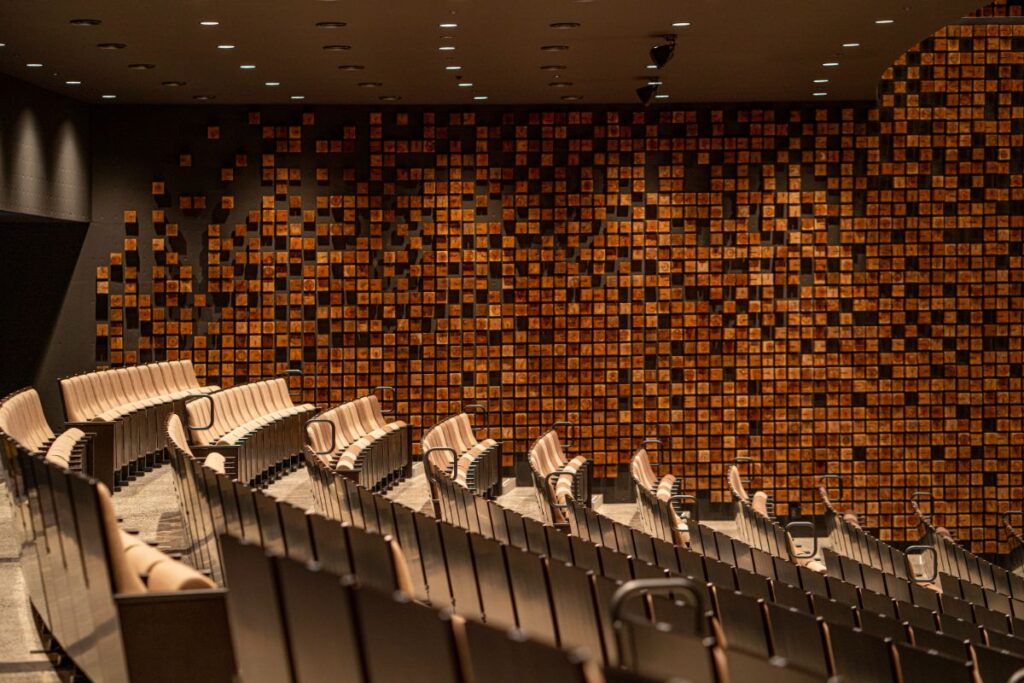 大ホールの座席と壁面の木製キューブ