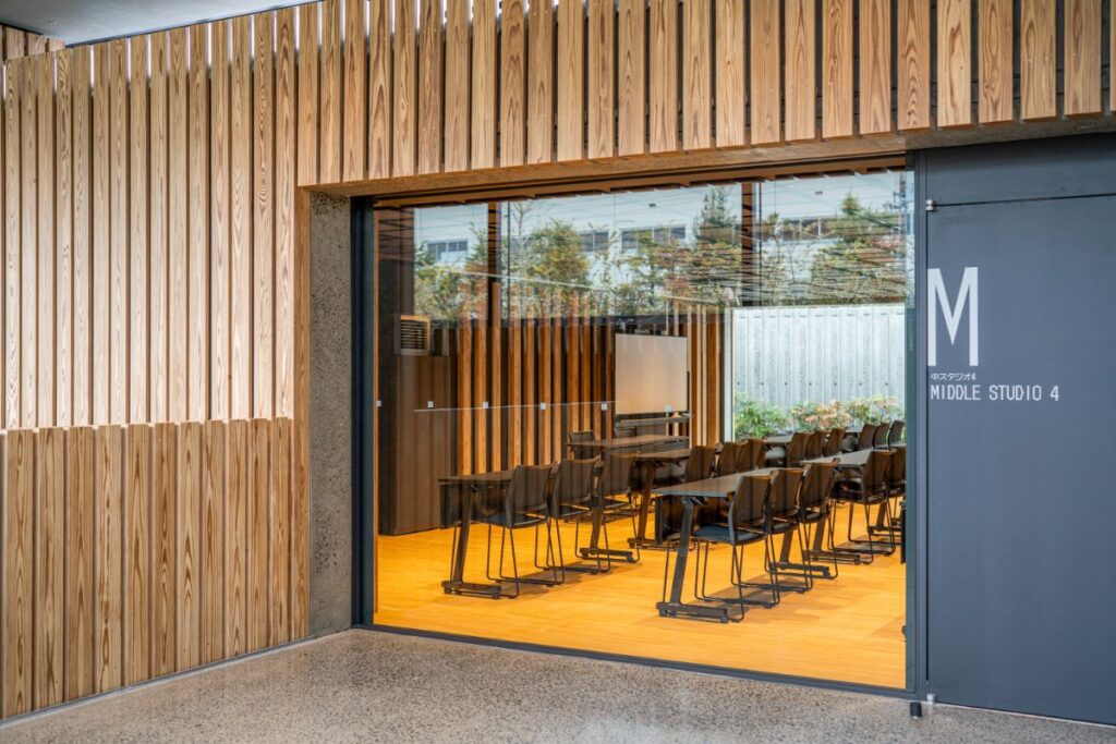 ガラス張りで中の様子が見える中スタジオ