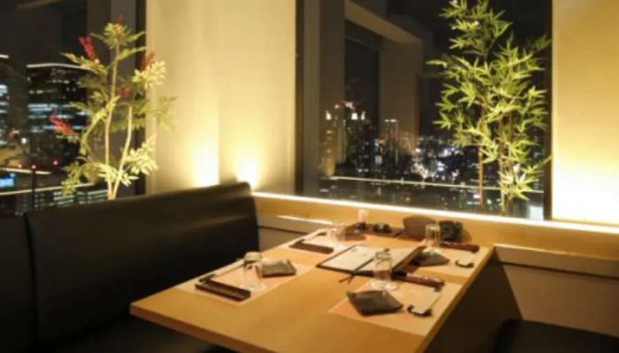 肉割烹牛若丸の夜景が楽しめる窓際席