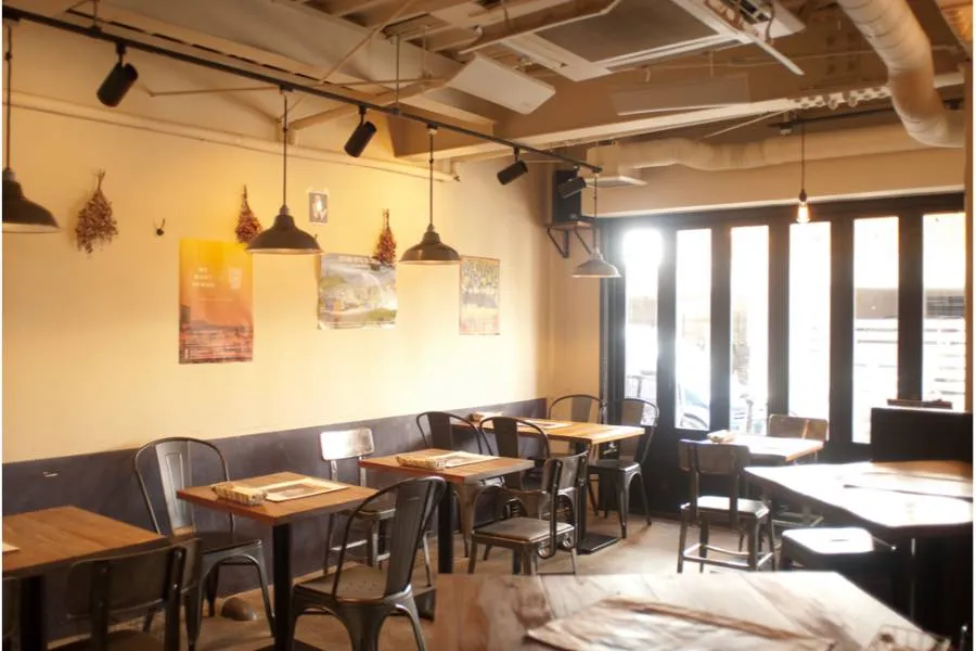 食堂プラグの内観