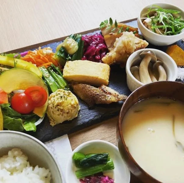 Cafe Dining Sera「12種のおばんざいプレート」