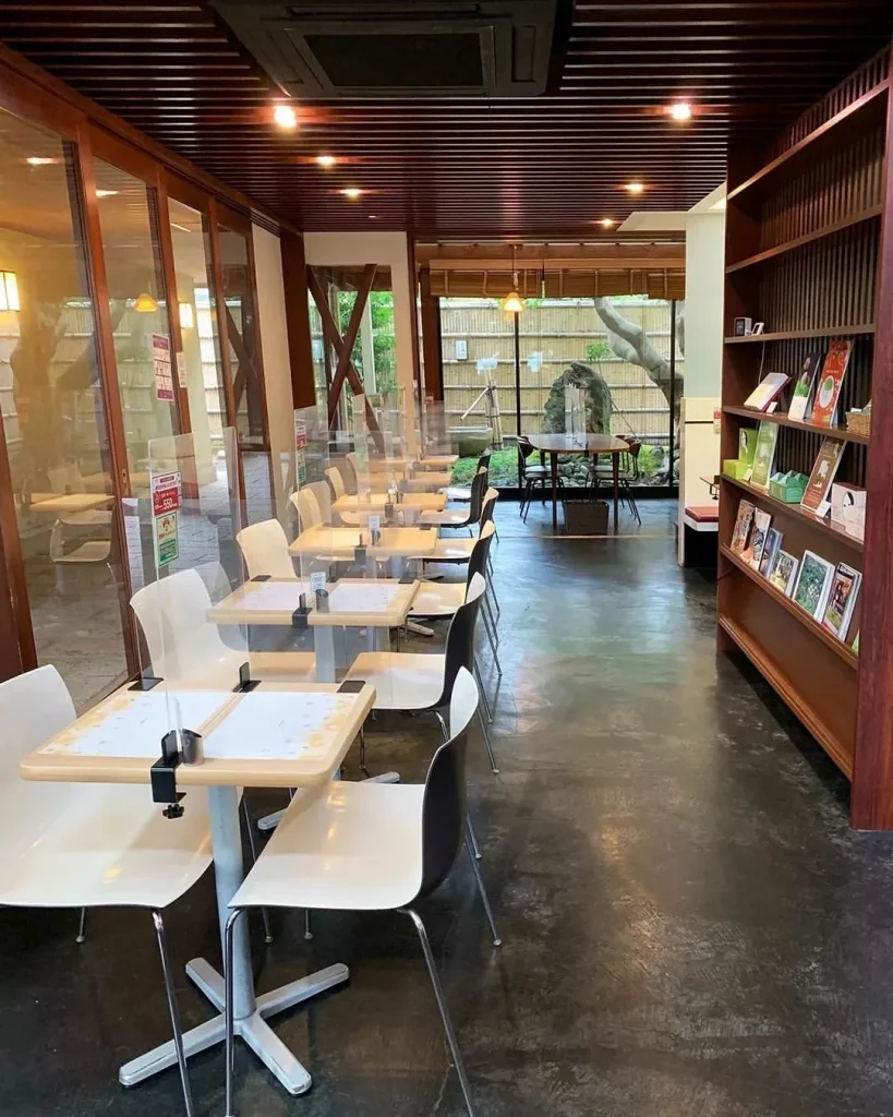 よーじやカフェ嵯峨野嵐山店内観