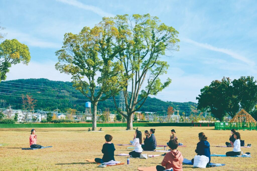 ヨガをする女性たち