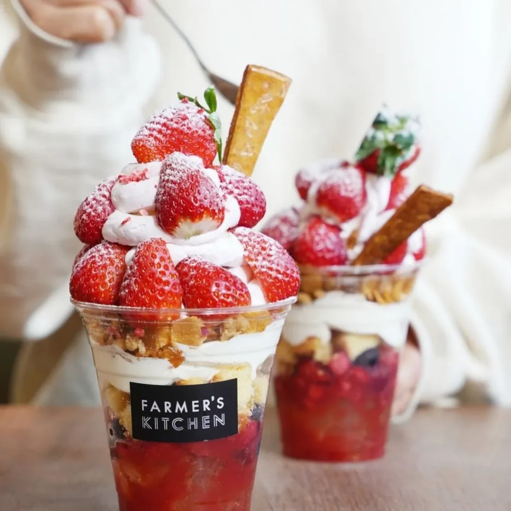 茨木市のファーマーズキッチンのいちごパフェ