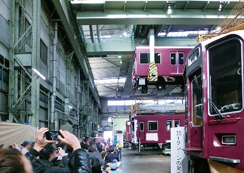 クレーンで吊り上げられる阪急電車