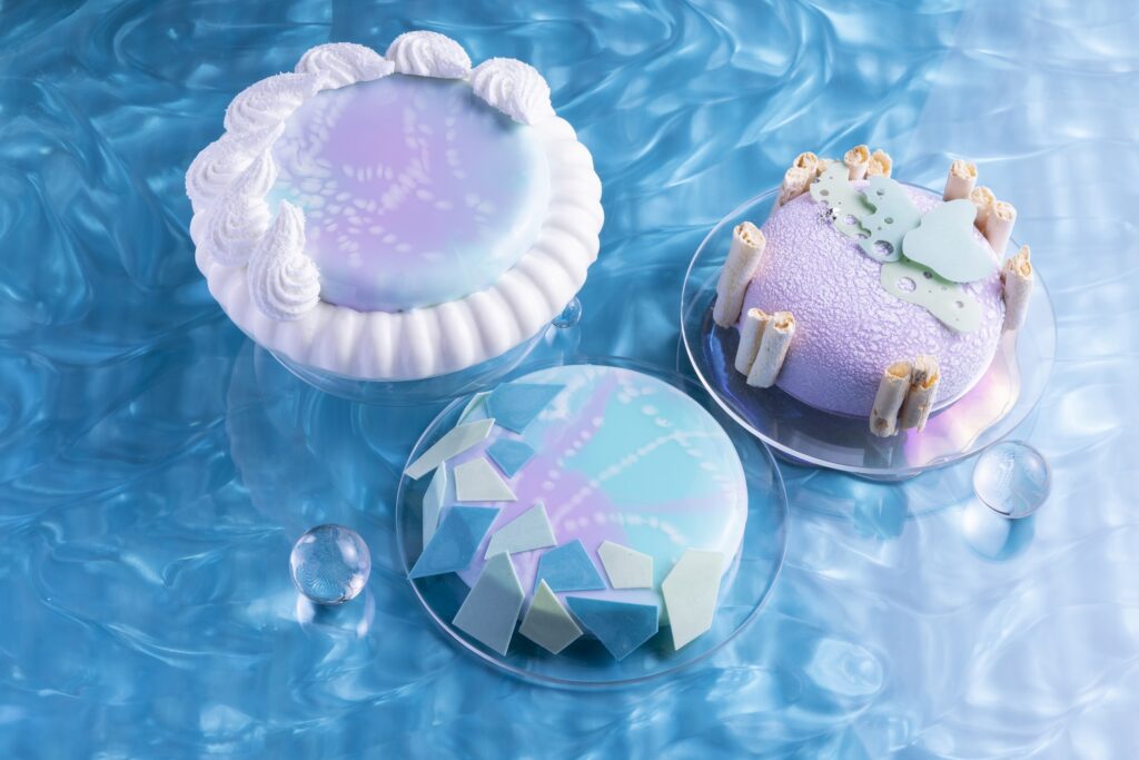 ヒルトン大阪「Chill Out!スイーツビュッフェ」「ブルーウォーター&サンズ」「タートルネスティング・ピーチムース」「アンダー・ザ・コーラルムース」イメージ