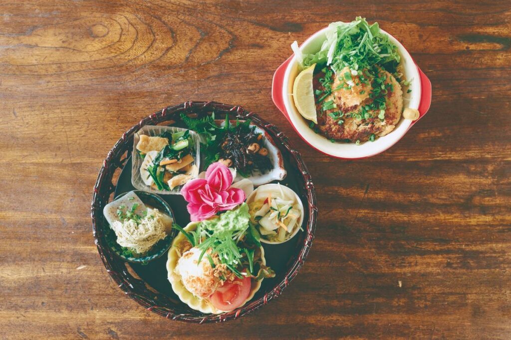 竹籠に入ったおかずがセットになったランチ