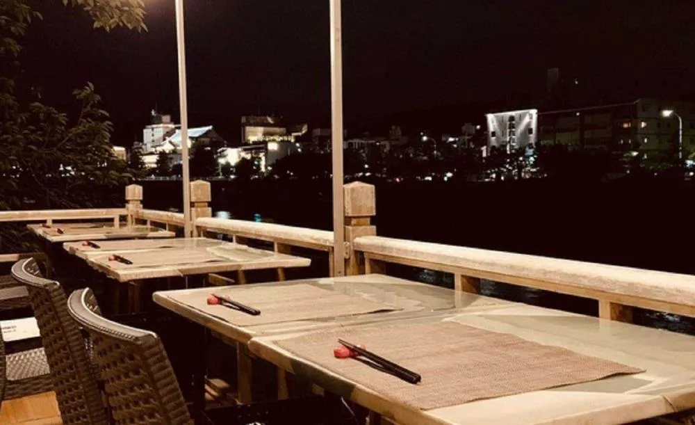 京都のみますやの夜の川床の様子