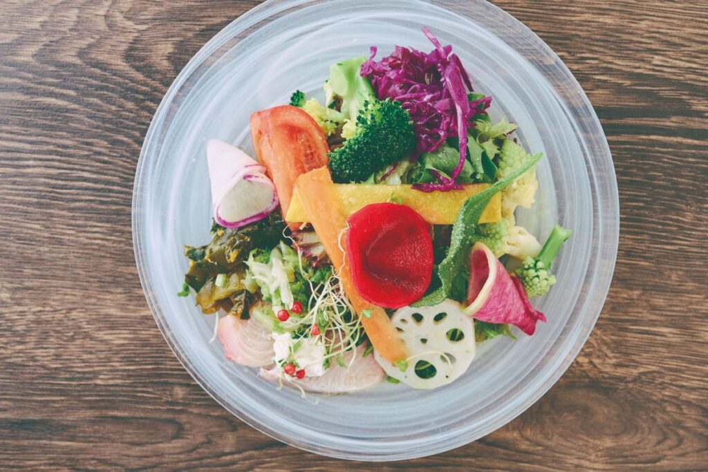 色とりどりの野菜が入ったサラダ