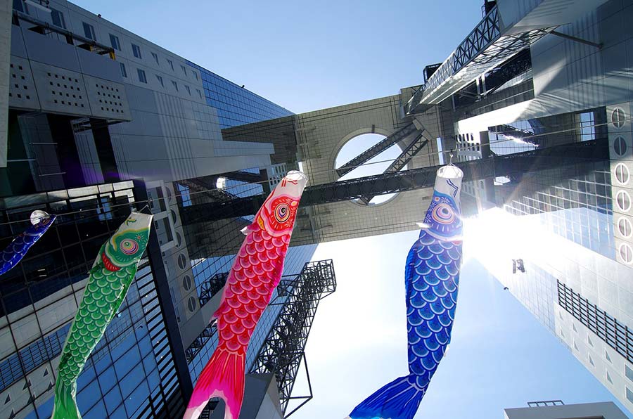 期間限定のフォトスポット！梅田スカイビルで「鯉のぼりの放流」4月22日（土）スタート