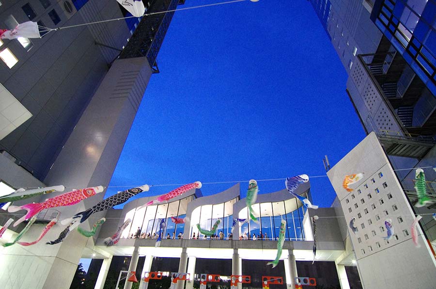 梅田スカイビルの青空とこいのぼ