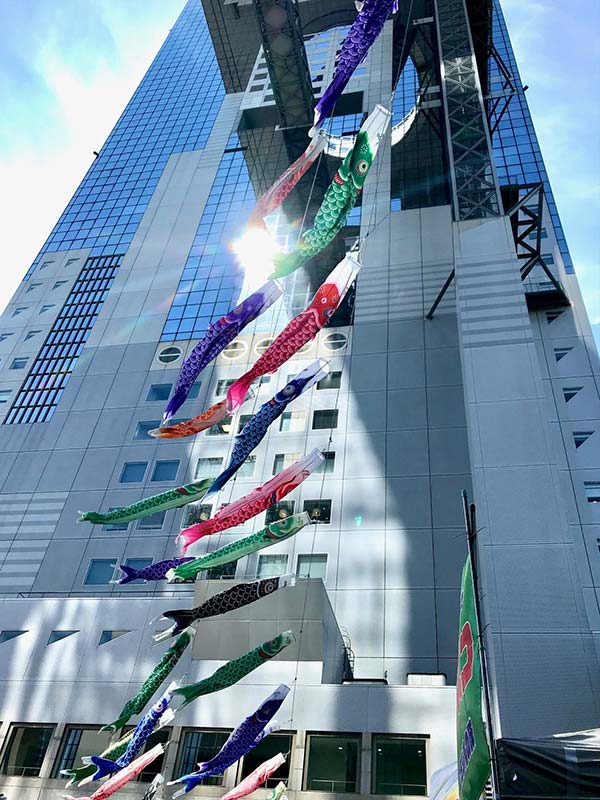梅田スカイビルのこいのぼり