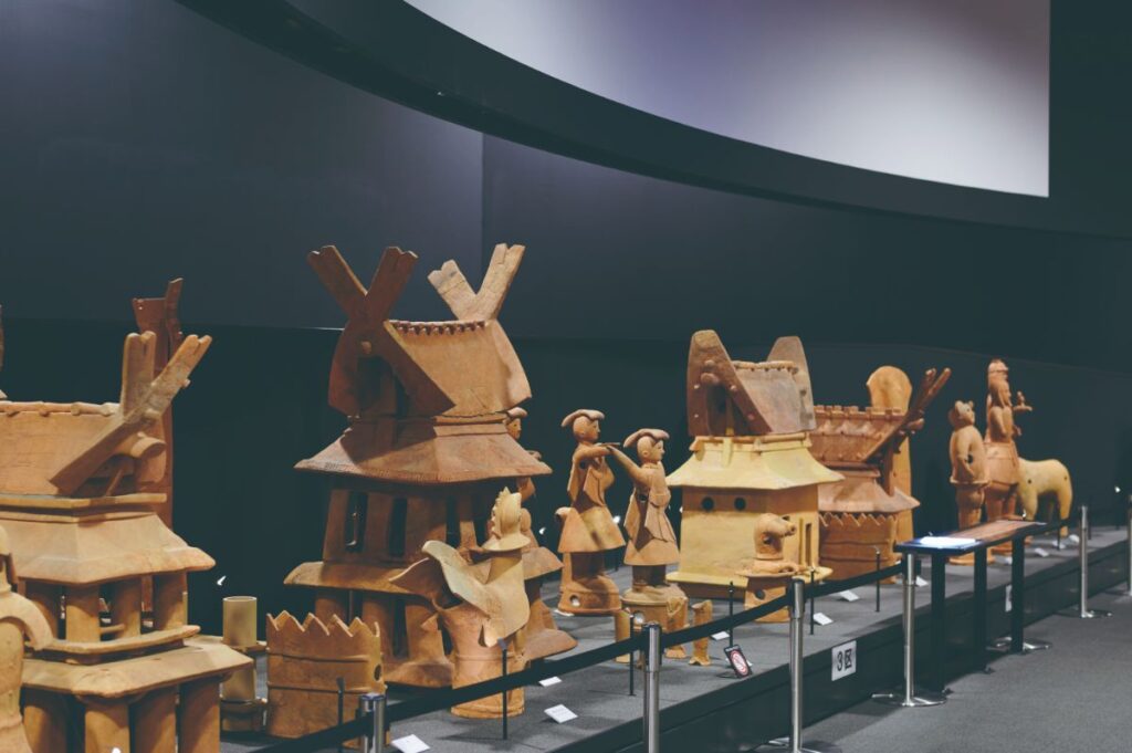 家、人、動物などのハニワの展示