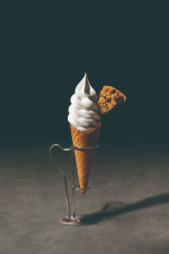 クッキーがトッピングされたソフトクリーム