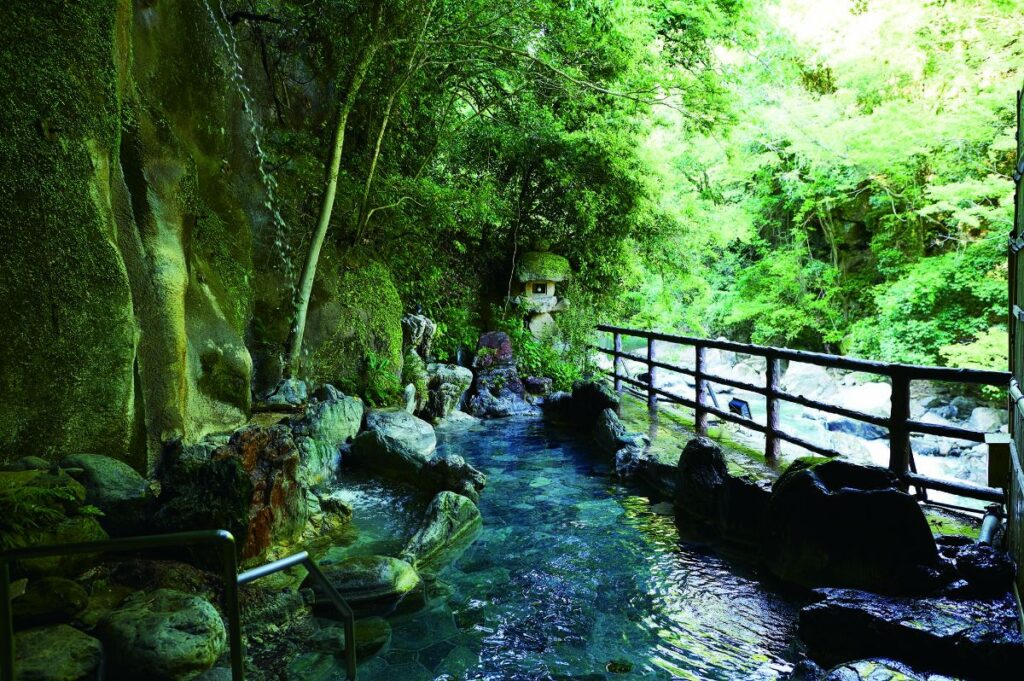 渓流を眺める露天風呂