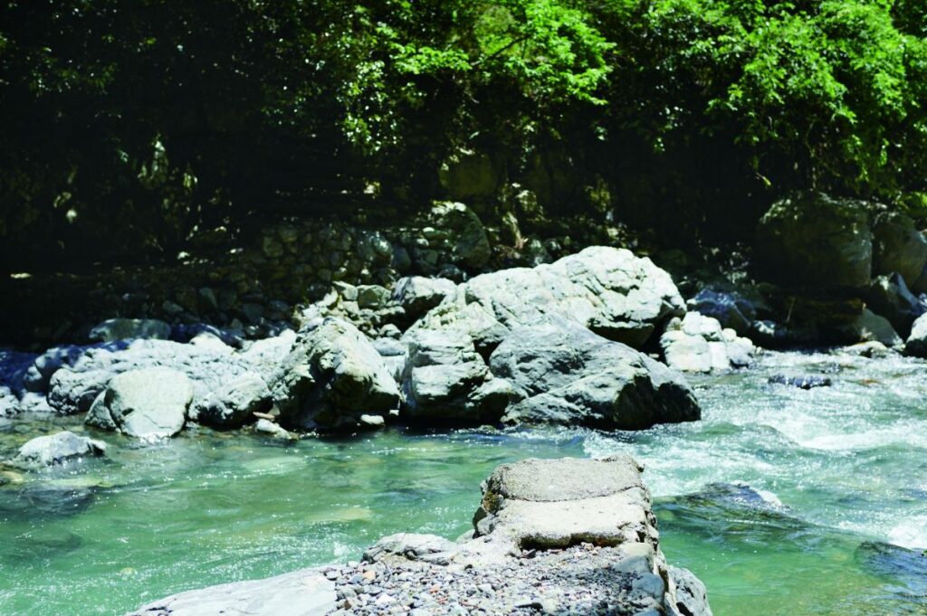 橋の面影が残る岩場