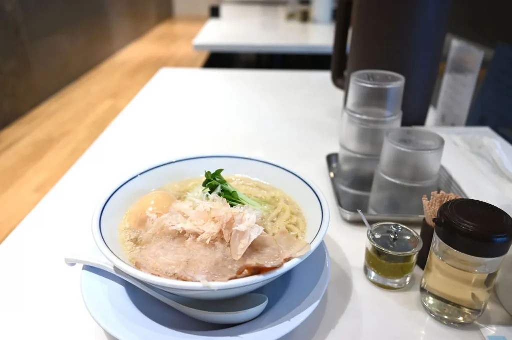 ラーメン鱗茨木店の味玉塩ラーメン