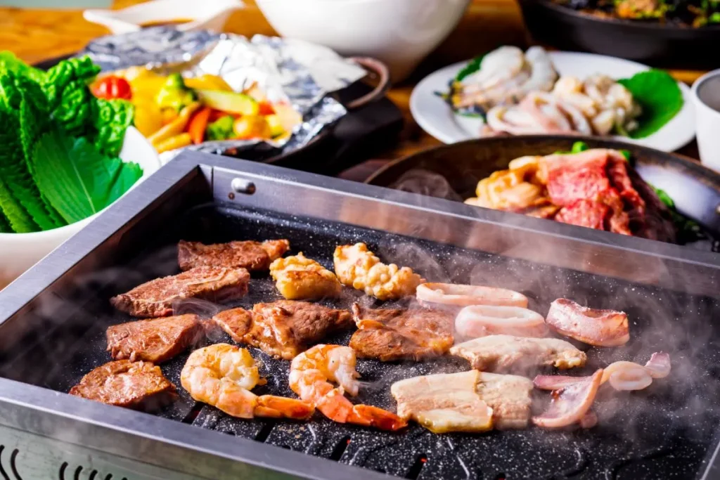 美味しそうな肉とシーフードが焼ける様子