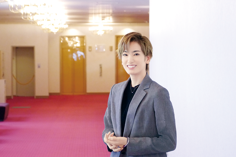 宝塚歌劇団・花組トップスター、柚香 光（ゆずかれい）さんインタビュー　オペレッタ喜劇初の舞台化と美しく華やかなレビューの二本立て
